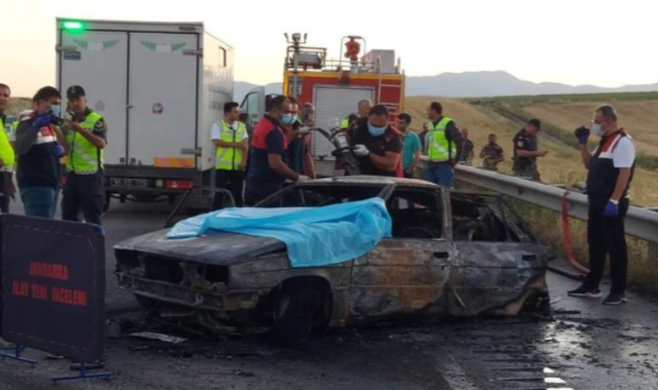 Trafik Kazasında 3 Kişi Yanarak Öldü!