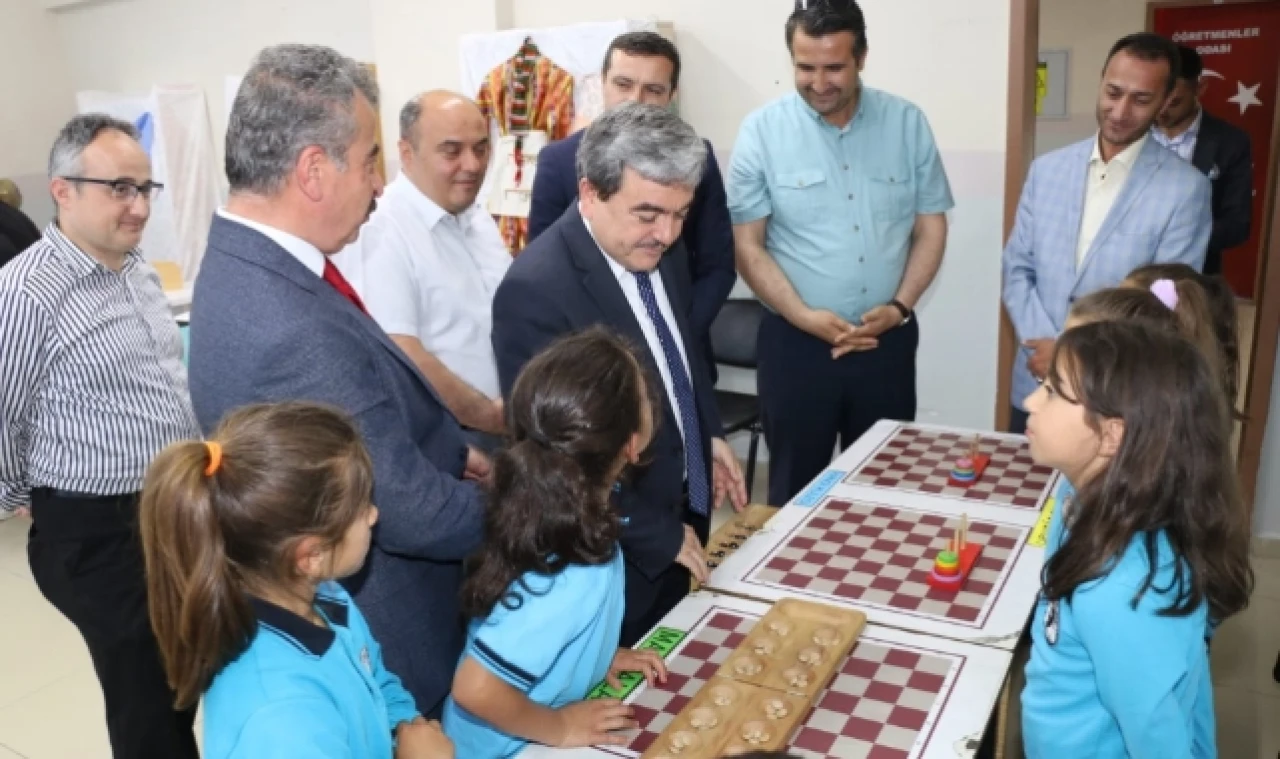 TÜRKMEN, YIL SONU SERGİSİNE KATILDI