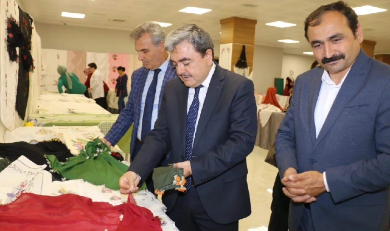TÜRKMEN, YIL SONU SERGİSİNE KATILDI
