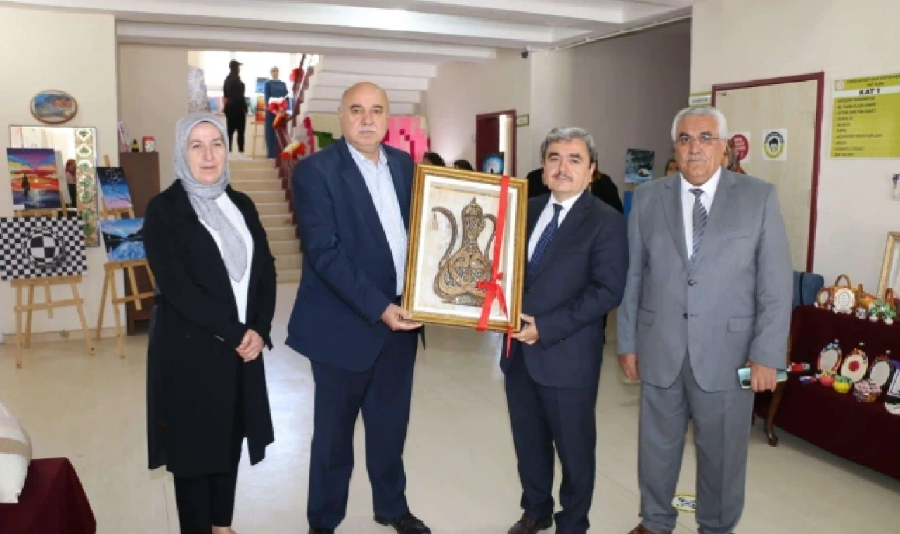 TÜRKMEN, YIL SONU SERGİSİNE KATILDI