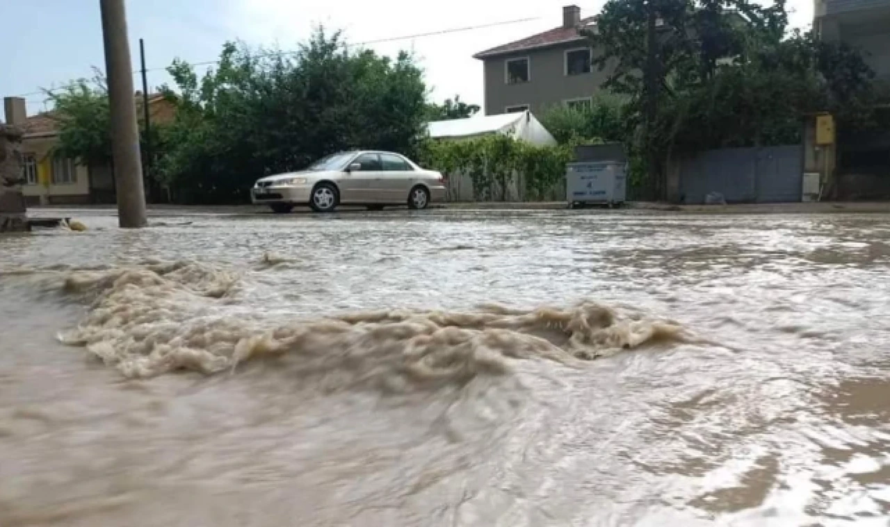 YAĞMUR VE FIRTINA HAYATI FELÇ ETTİ