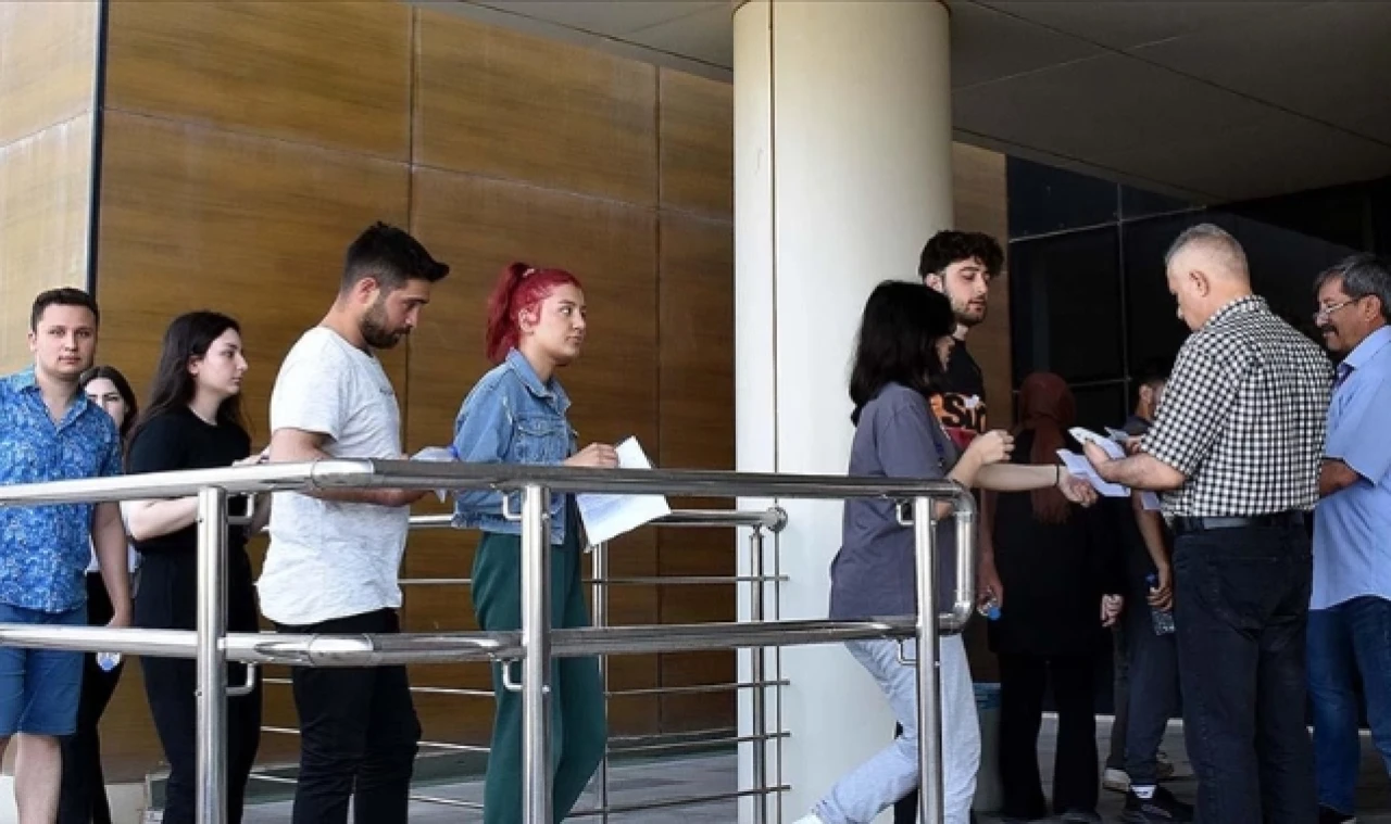 YKS'NİN ALAN YETERLİLİK TESTLERİ OTURUMU BAŞLADI