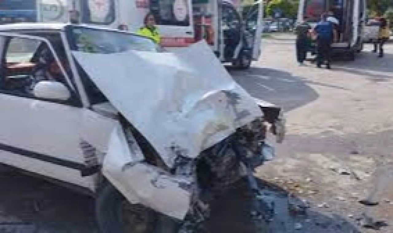 Yolcu Midibüsü ile Otomobil Çarpıştı, 5 Kişi Yaralandı!