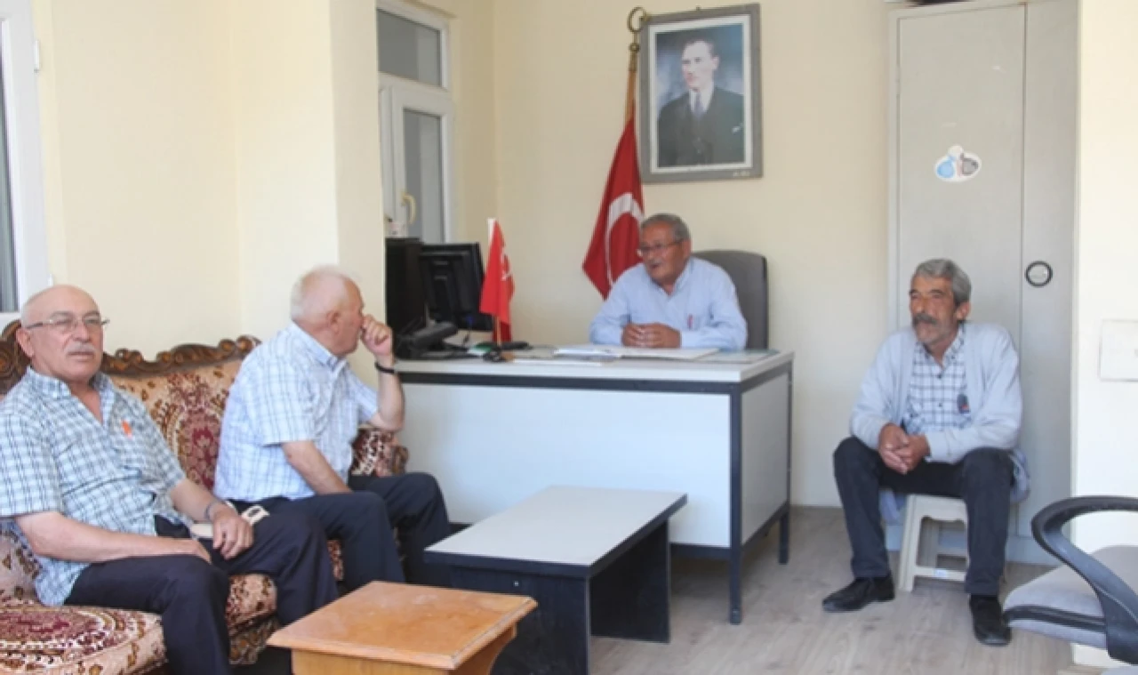 Amasyalı muhtar, maaşıyla 5 üniversite öğrencisine burs veriyor