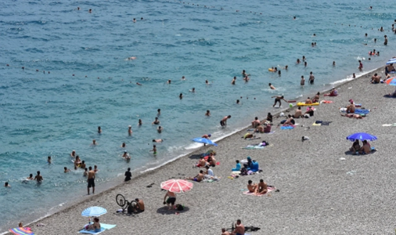 Antalya sahillerinde sıcak hava yoğunluğu
