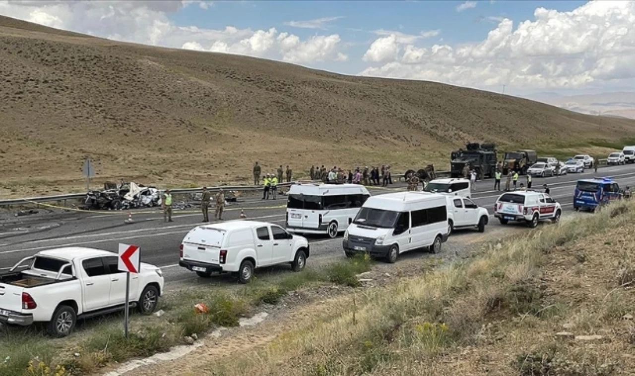 Askeri araçla otomobil çarpıştı, bir kişi öldü, 12 asker yaralandı