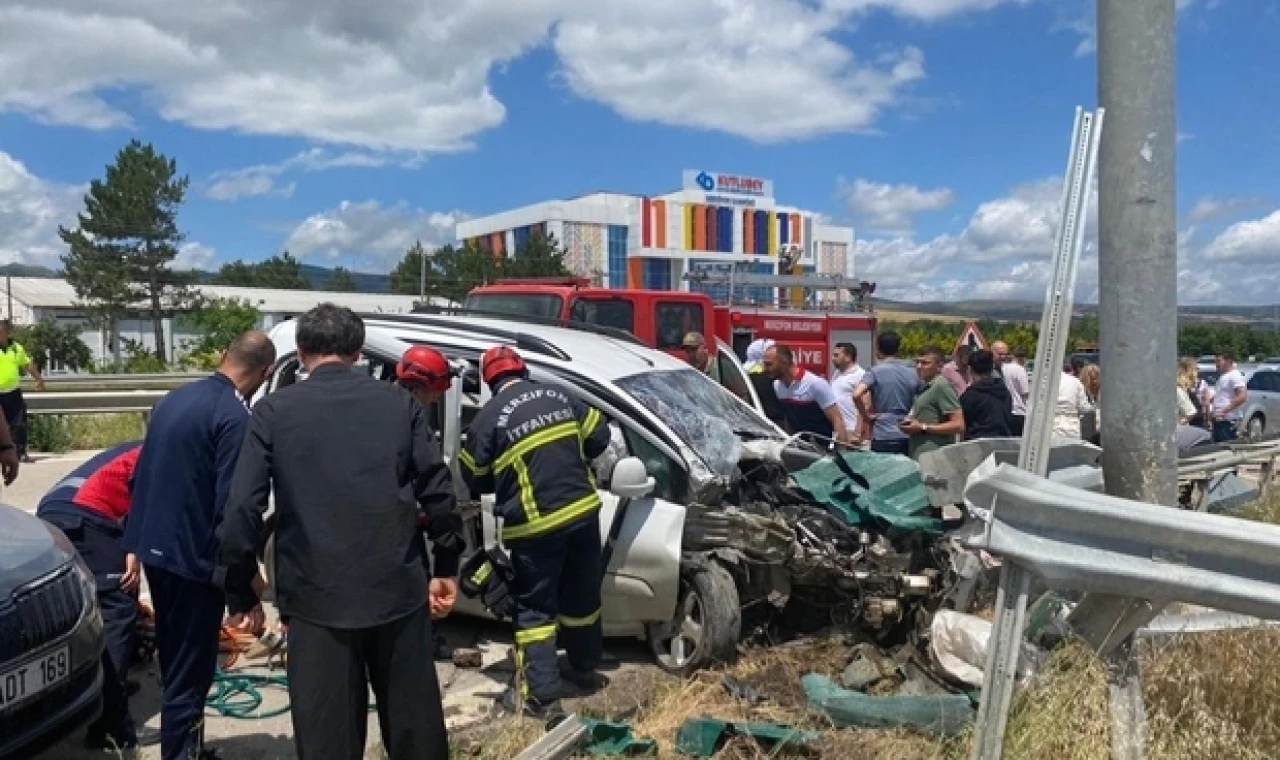 Bariyere Çarpan Ticari Araçtaki 5 Kişi Yaralandı!