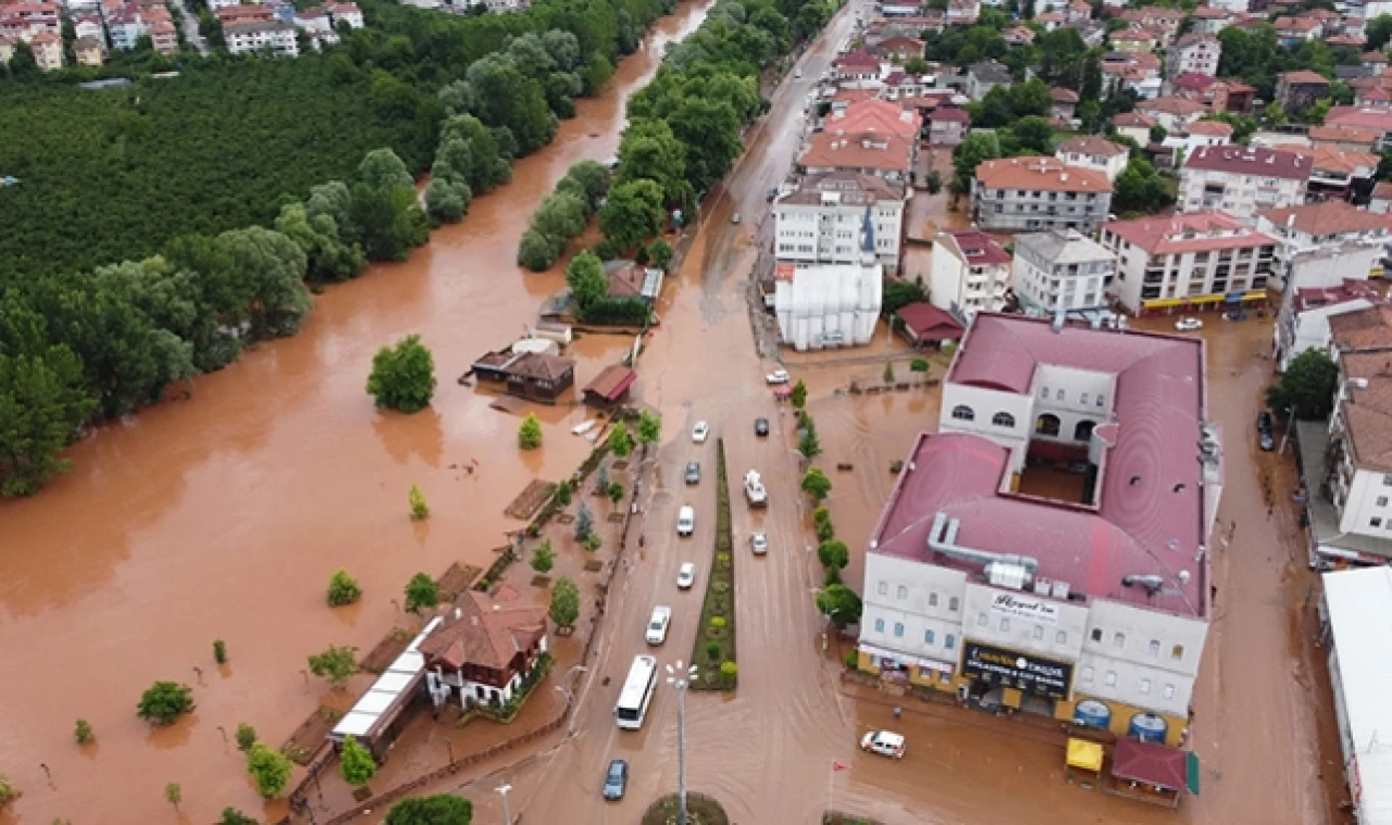 Bartın'da sel sularının çekildiği bölgelerde temizliğe başlandı