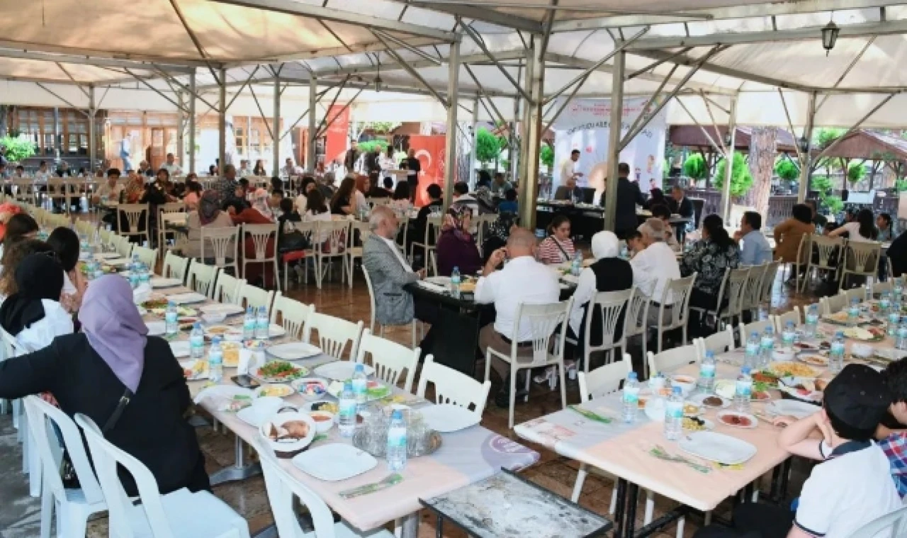Başkan Çelik koruyucu aileler ile bir araya geldi