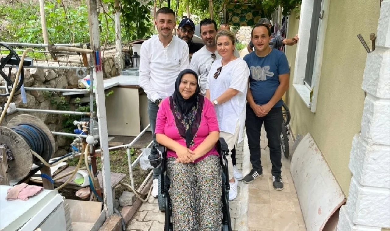 Bedensel Engelli Kadına Akülü Tekerlekli Sandalye Yardımı