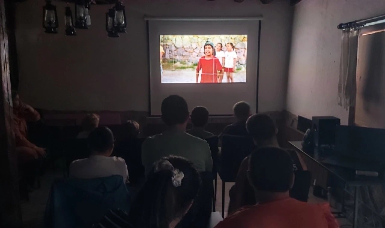 Bir Çocuk Gülerse Tüm Dünya Güler