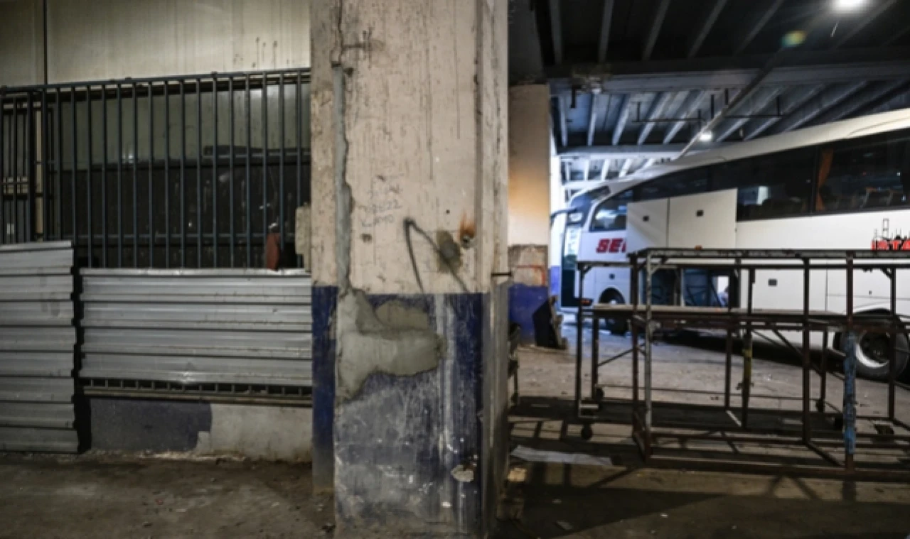 Büyük İstanbul Otogarı'nda kolon ve kirişlerdeki sıvaların dökülmesiyle demirler ortaya çıktı