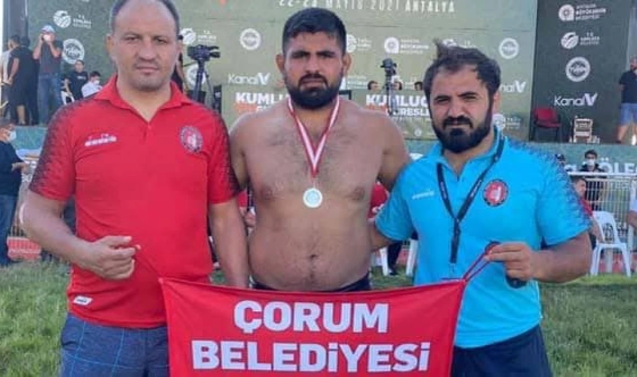 Çorum’lu Pehlivanları Tebrik Etti