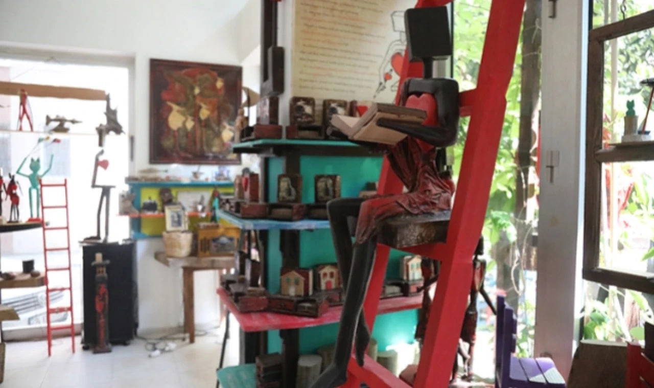 Denizden gelen ağaç dallarını sanat eserine dönüştürüyor