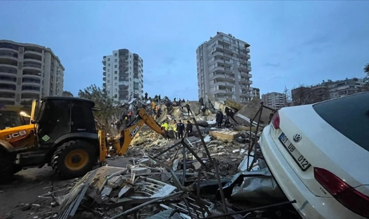 Depremlerde yıkılan apartmanın 2 müteahhidine 90'ar yıla kadar hapis talebi