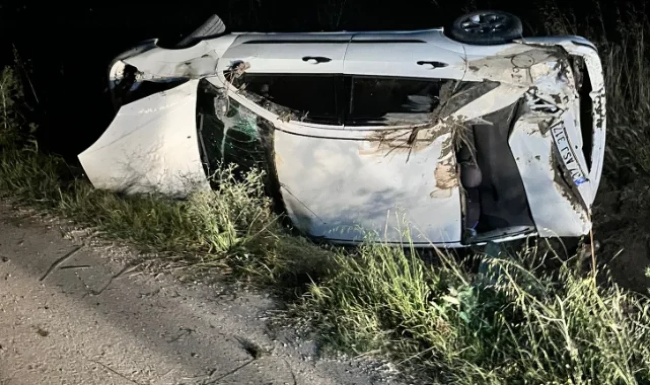 Devrilen otomobilin sürücüsü yaralandı