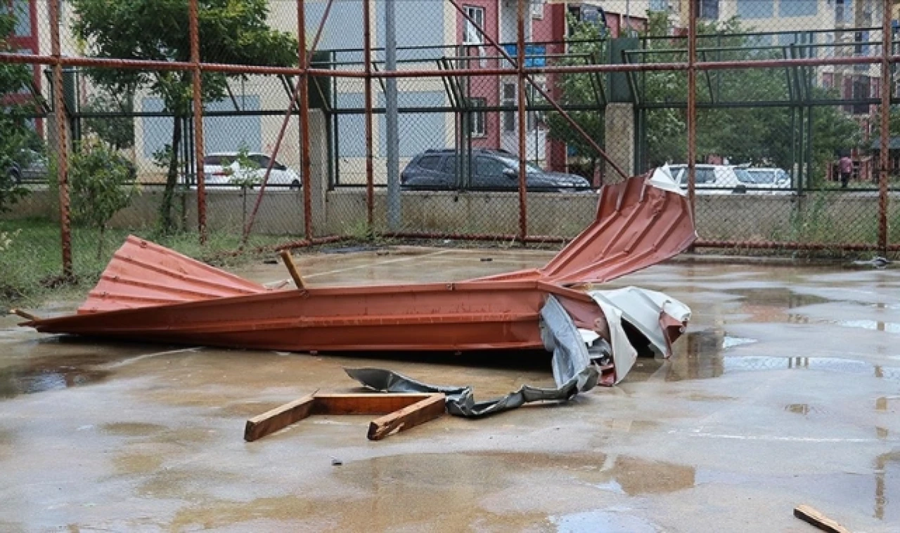Erzincan'da fırtına çatıları uçurdu, ağaç dallarını kırdı