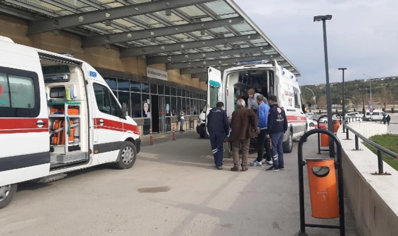 Gümüşhacıköy'de araç kontrolden çıkıp bariyerlere çarptı: 4 kişi yaralandı