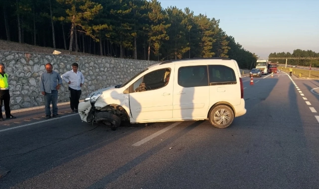 Hafif ticari araçla otomobil çarpışması: 3 yaralı