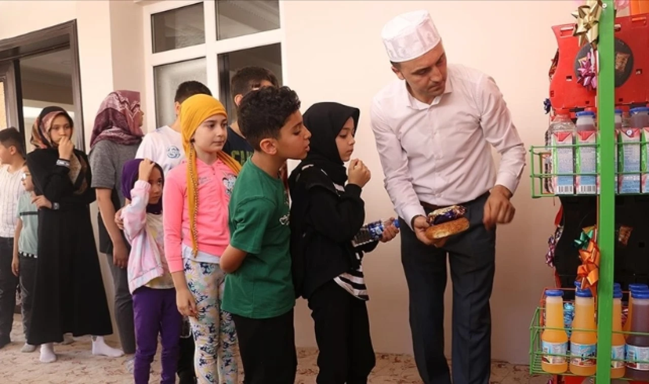İmam ve müezzin kurduğu "Çocuk Market" ile yeni nesle camiyi sevdiriyor