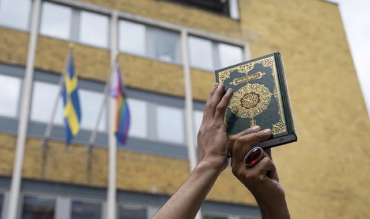 İsveç'te Kur'an-ı Kerim yakılması Londra'da protesto edildi