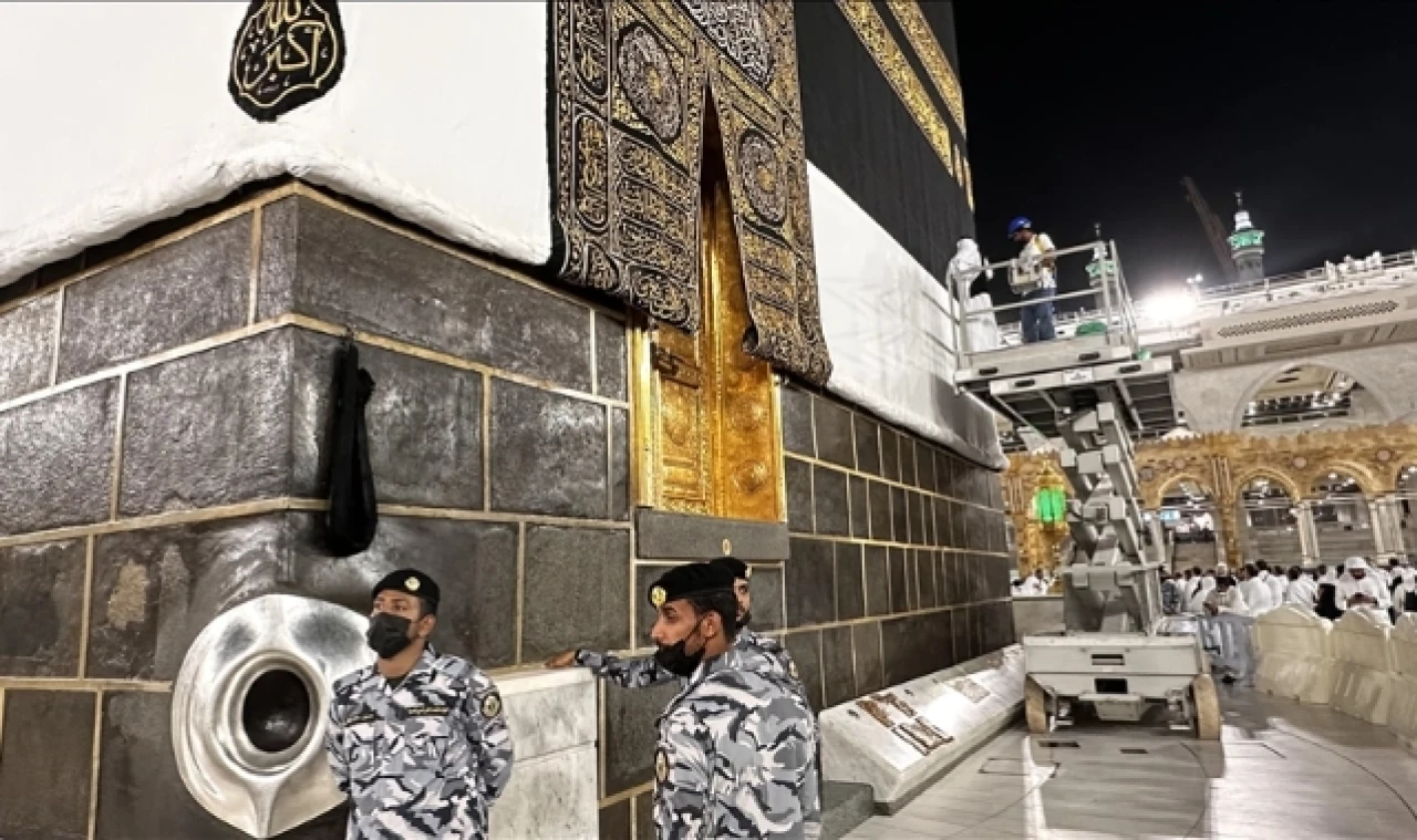 Kabe'nin örtüsü değiştirildi