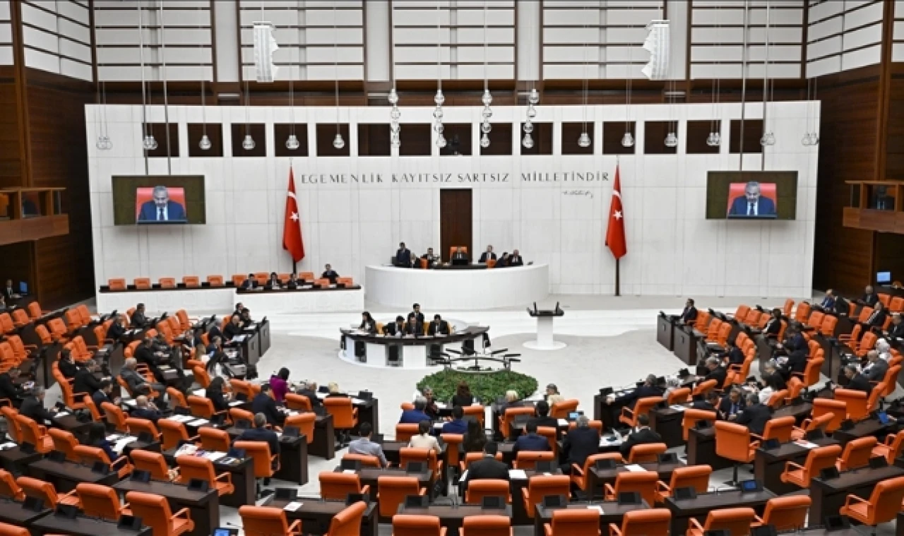 Memur maaşı ve emekli aylıklarını arttıran düzenlemeyi de içeren teklif Genel Kurul'da kabul edildi