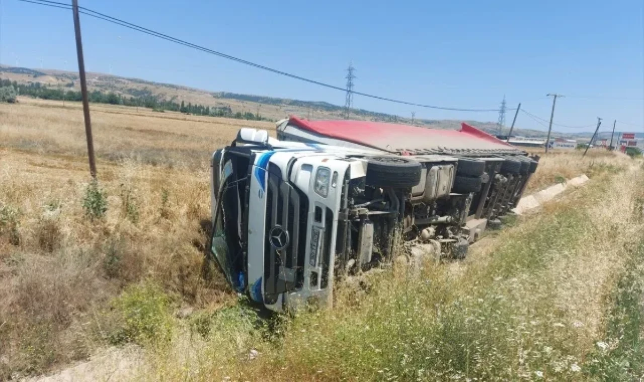 Merzifon'da Alüminyum Yüklü Tır Devrildi, Sürücü Yaralandı!