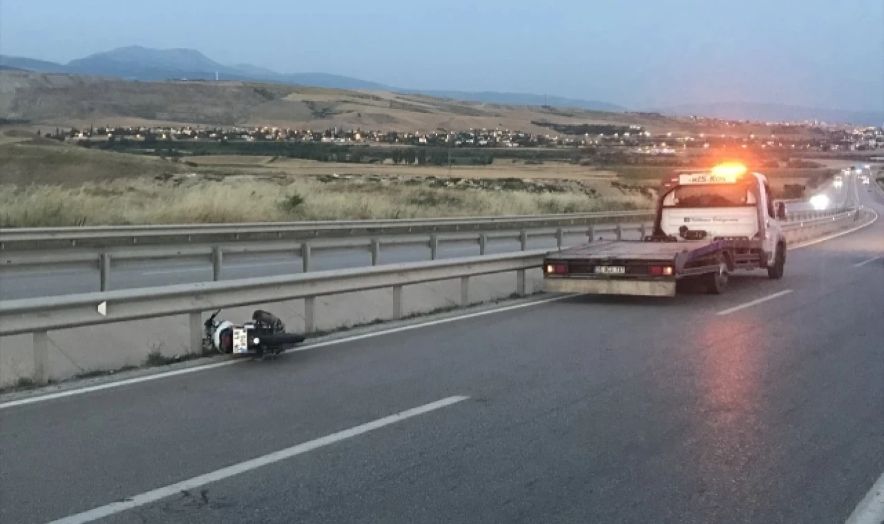 MOTOSİKLET KAZASI: 1 ÖLÜ, 2 YARALI!