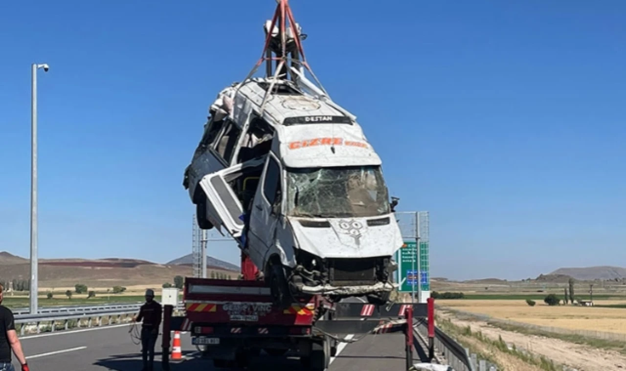 Nevşehir'de Minibüs Devrildi: 24 Kişi Yaralandı