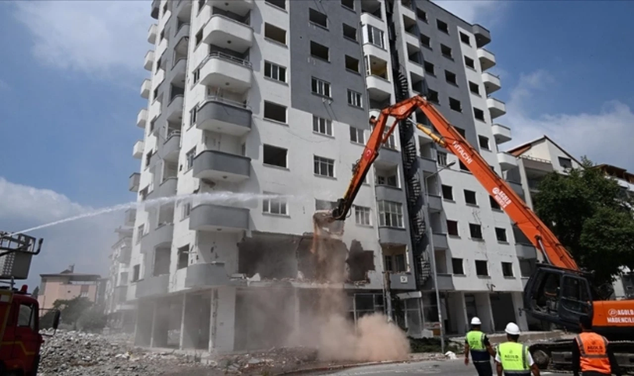 Osmaniye'deki ağır hasarlı binaların yıkımı 1,5 ay içinde tamamlanacak