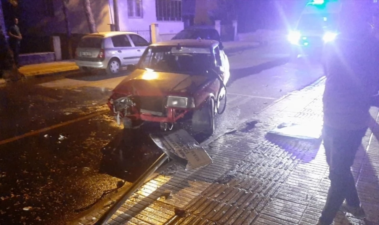 Otomobil zabıta kulübesine çarptı. 4 yaralı