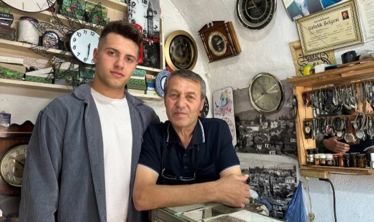 Saat Tamirci Baba, Mesleğini Oğluna Öğretiyor
