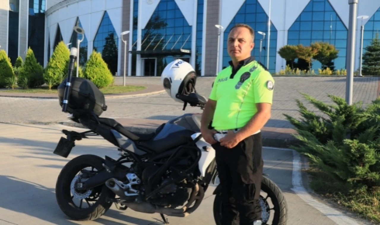 Trafik Polisi Motosiklet Sürücüsüne Nasihat Verdi