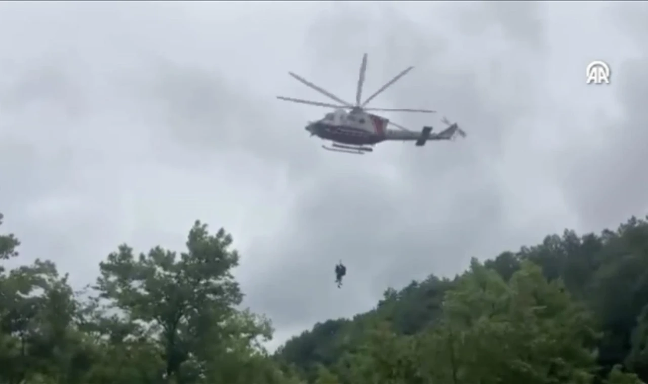 Selde mahsur kalan 2 kişi helikopterle kurtarıldı