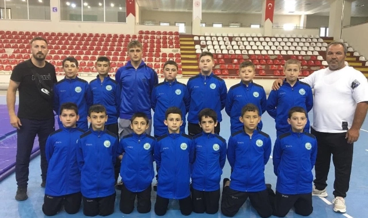 Serbest Güreş Şampiyonasına Katılmaya Hak Kazandılar