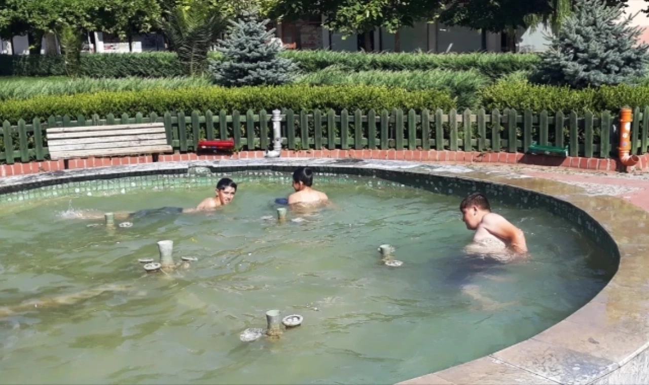 Taşova'da Çocuklar Süs Havuzunda Serinledi