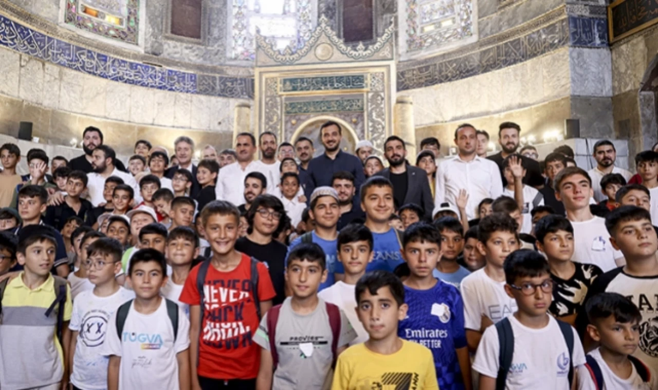 TÜGVA'nın yaz okuluna giden öğrenciler Ayasofya-i Kebir Camii'nde buluştu