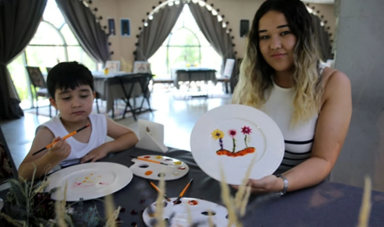 Turistler Kapadokya'da gıda atıklarıyla yenilebilir resim yapıyor
