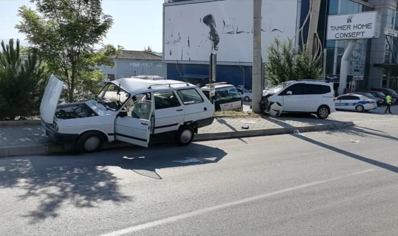Vezirköprü’de Otomobil ve Ticari Araç Çarpıştı: 2 Ölü, 2 Yaralı