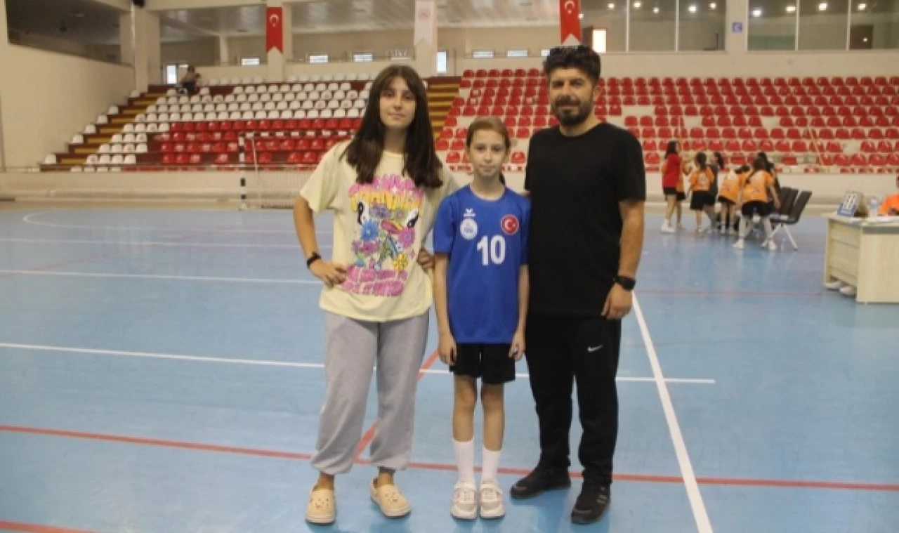 Ablasının İzinden Gitti