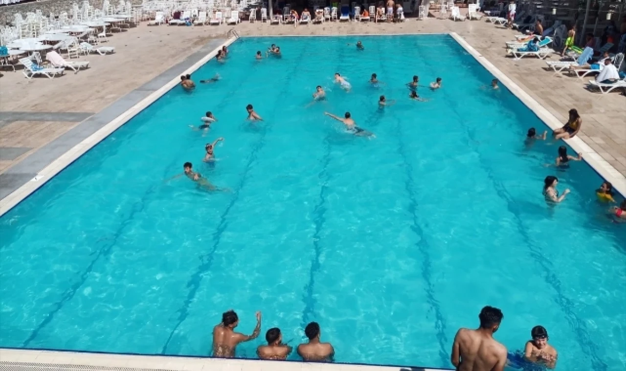 Amasya'da sıcaktan bunalanlar havuzları tercih etti
