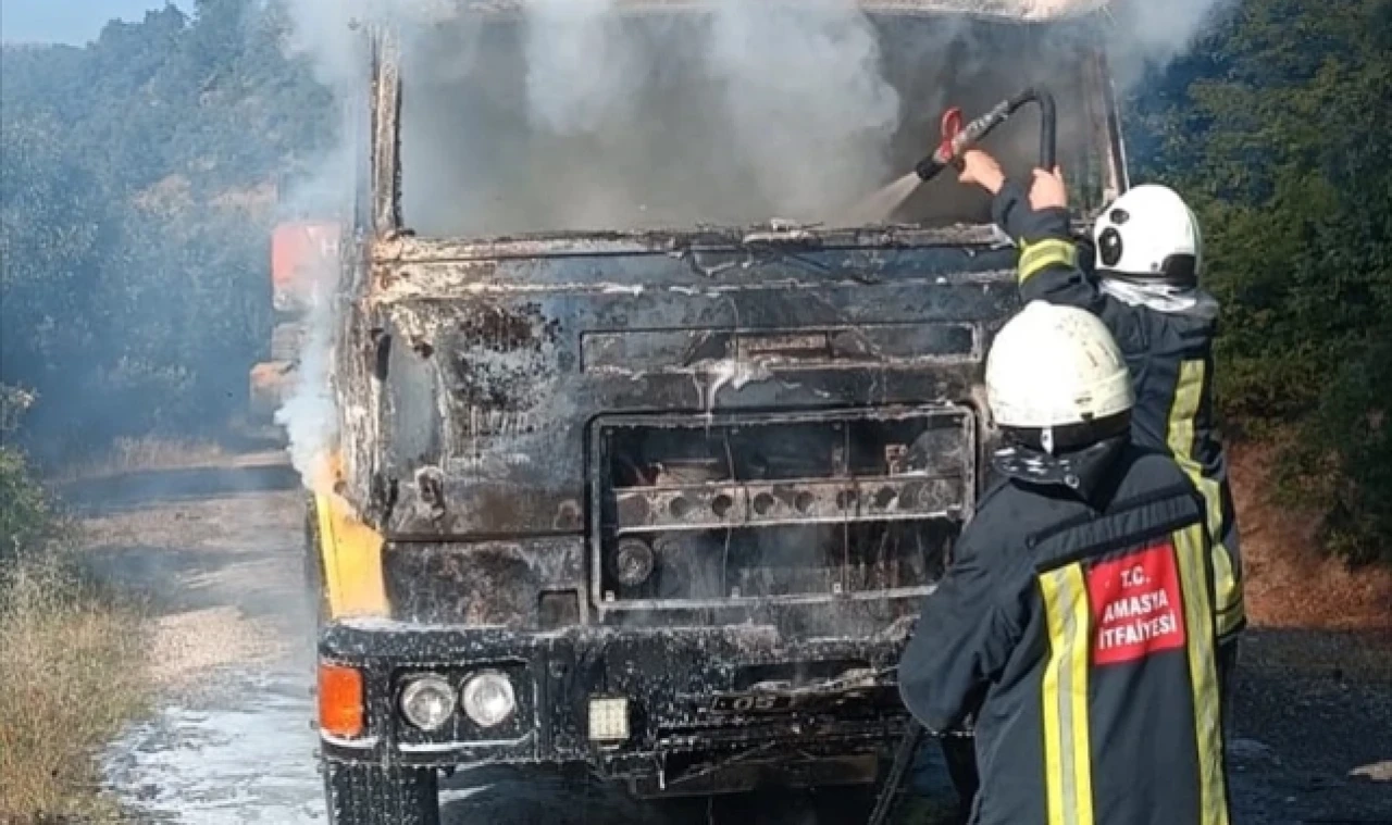 Amasya'da yanan tır küle döndü