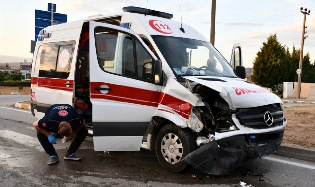 Ambulans ile Otomobil Çarpıştı: 4 Yaralı