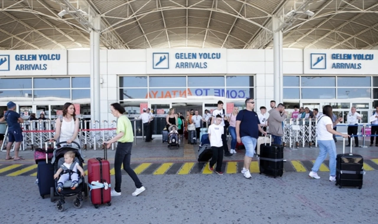 Antalya Havalimanı'nda uçak ve yolcu trafiğinde rekor kırıldı