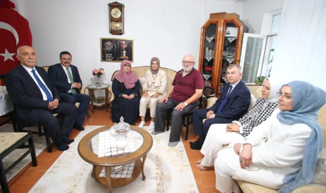 Bakan Göktaş, Amasya'da Şehit Ailesini Ziyaret Etti 