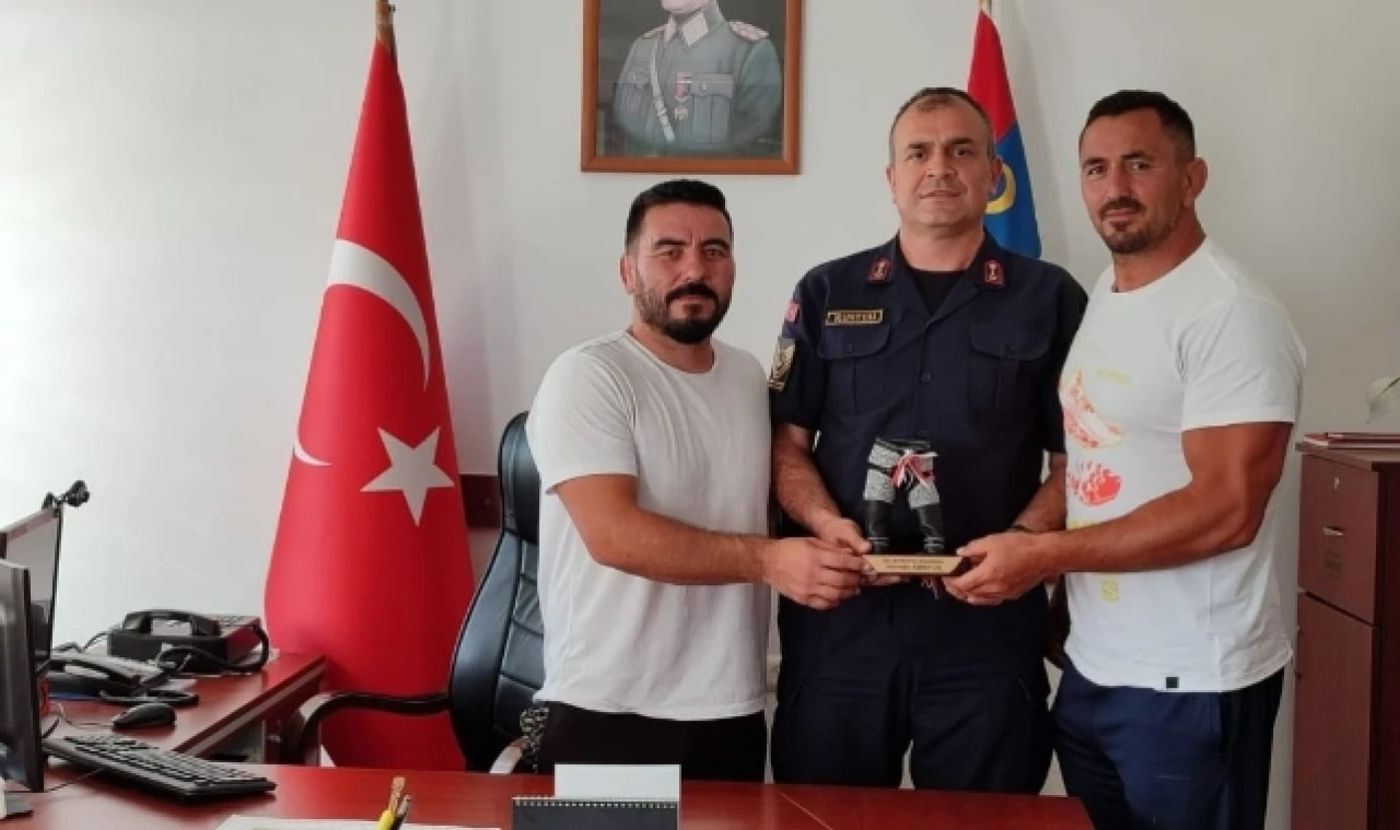 Başpehlivan Kambur’dan Komutana ziyaret