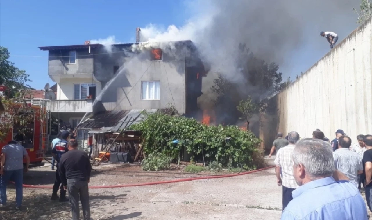 Çıkan yangında bina ve odunluk hasar gördü
