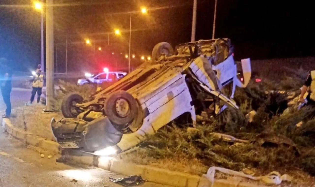 Devrilen hafif ticari araçtaki 4 kişi yaralandı