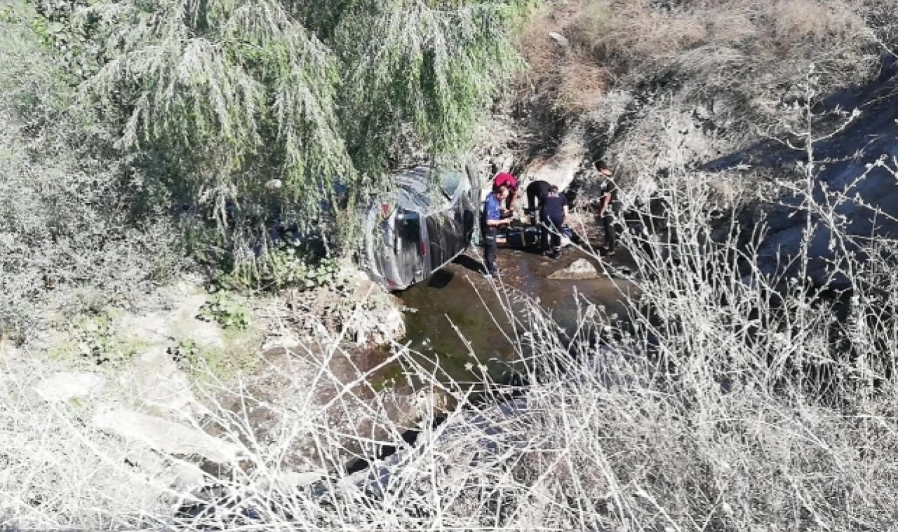 Devrilen otomobilin sürücüsü yaralandı